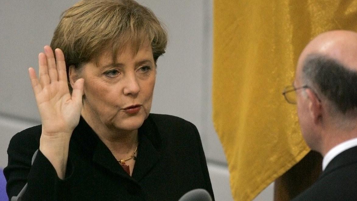 2005年11月22日，首次当选德国总理的默克尔宣誓就职