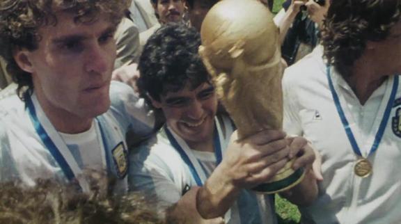 1986年马拉多纳率队捧得世界杯冠军那一刻