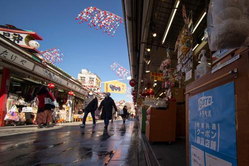 ▲12月15日，东京浅草寺附近拍摄的“去旅行”旅游补贴项目的宣传牌（右）。 | 新华社发
