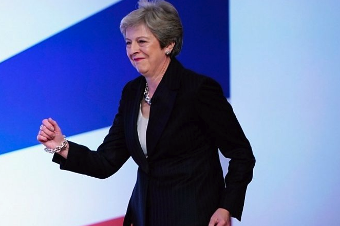 △2018年10月3日，特雷莎·梅在保守党年会上“尬舞”（图片来源：BBC）