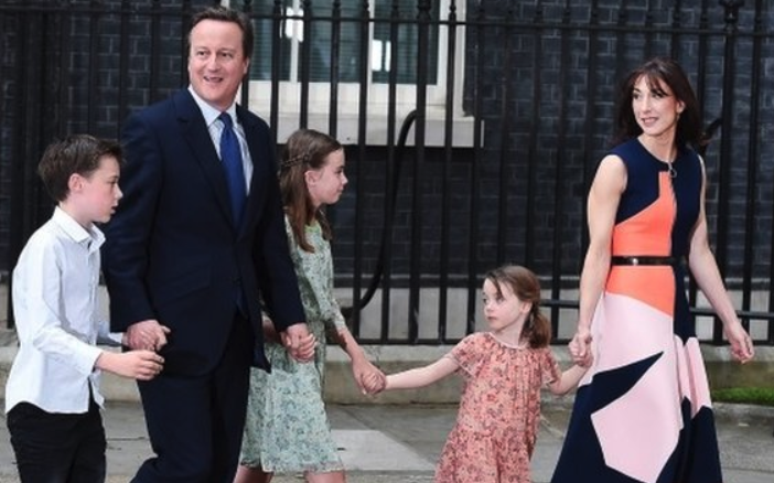△卡梅伦与他的家人离开唐宁街10号首相官邸（图片来源：BBC）