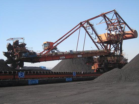 煤炭堆场垛位，取料机进行作业。供图：秦港工作人员
