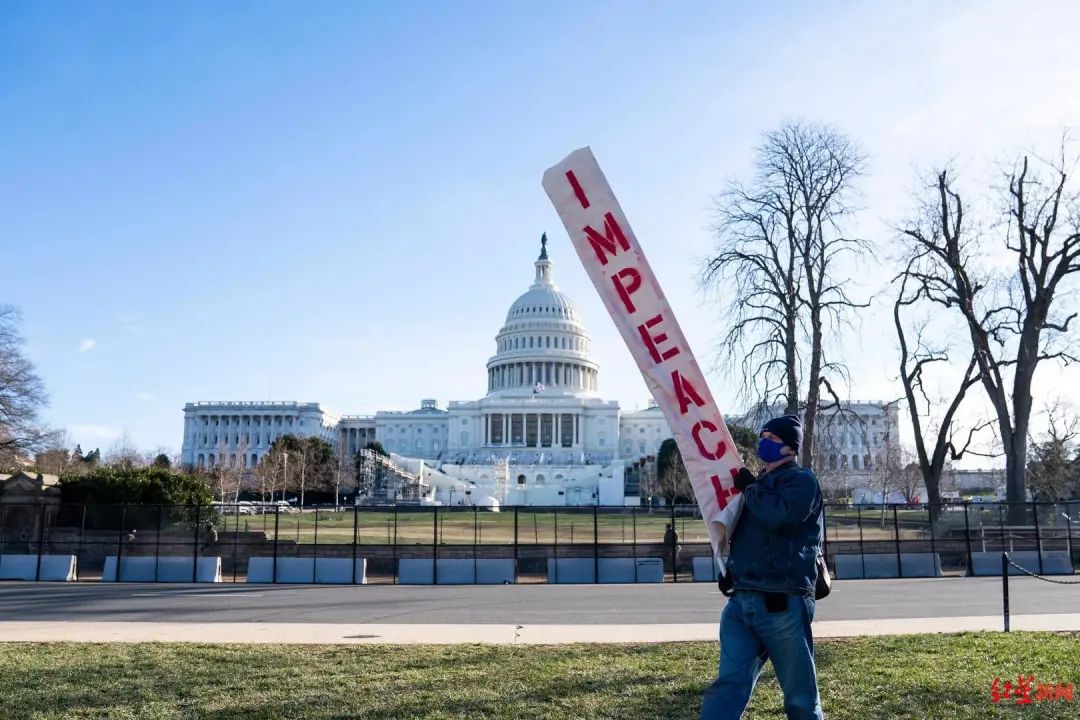 美国国会大厦外，有人手持印有“弹劾”字样的标语图据《纽约时报》