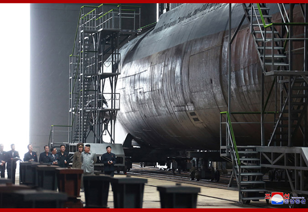 朝鲜最高领导人金正恩视察建造中的新型潜艇。