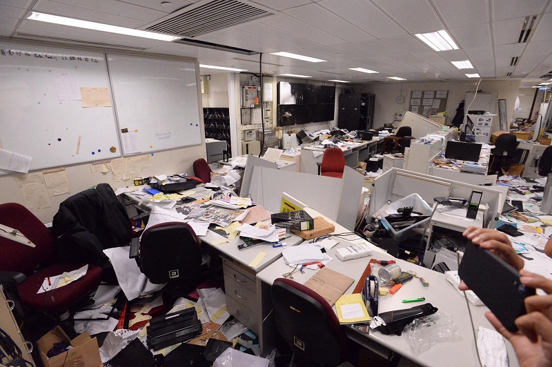 香港立法会办公室遭破坏  图自星岛日报