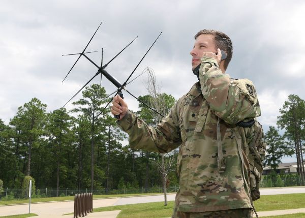 资料图片：一名接受特种作战培训的美军学员正学习使用卫星通讯设备。（美国陆军网站）
