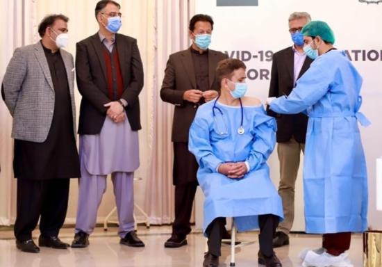  一名巴基斯坦医生接种中国新冠疫苗（法新社）