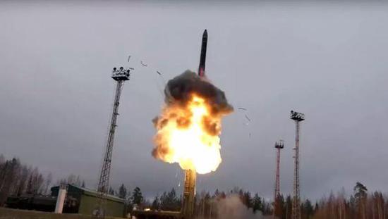 一枚俄罗斯洲际弹道导弹从车载发射装置发射升空