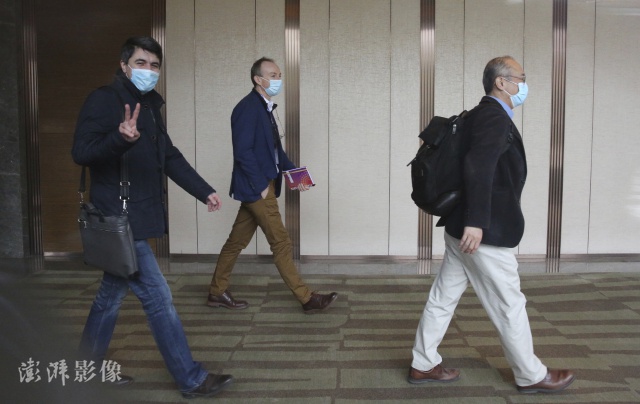 2月1日，世卫组织专家组前往武汉市疾病预防控制中心。图自澎湃影像