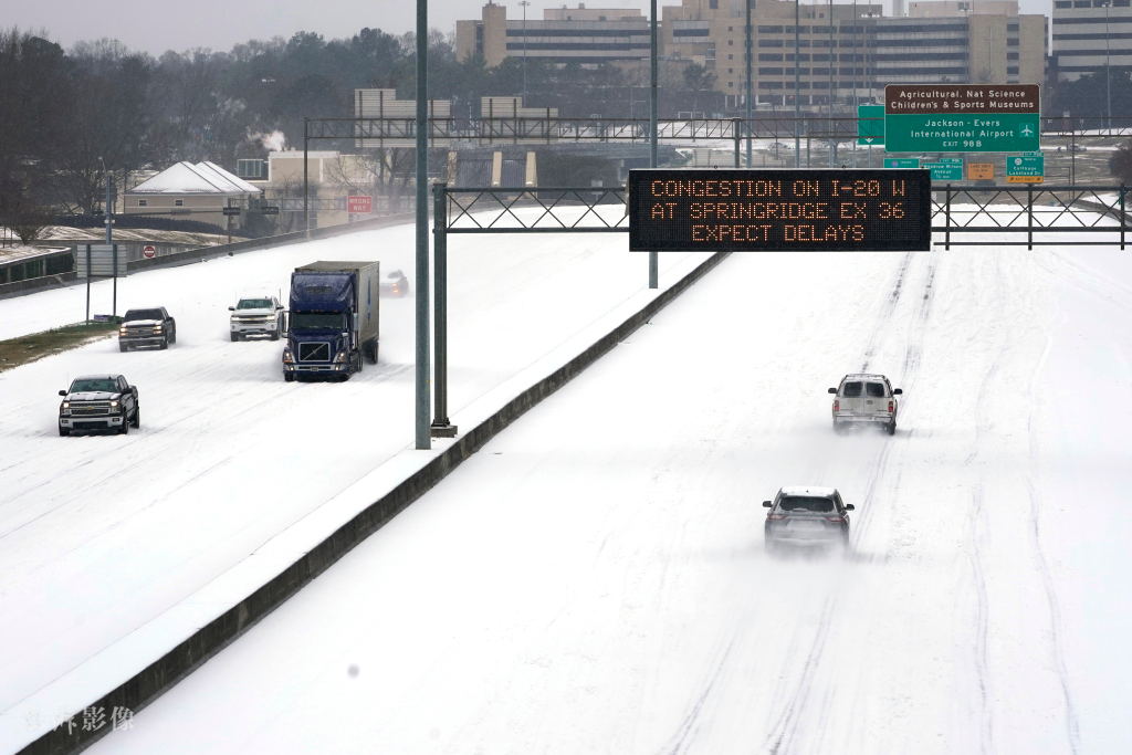 在美国大雪天气中行驶的车辆 图自澎湃影像