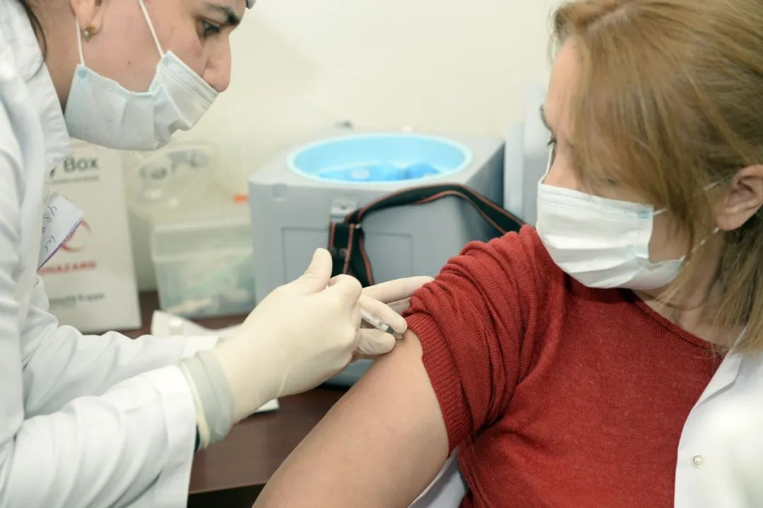 ▲资料图片：1月18日，在阿塞拜疆首都巴库，一名医务人员接种中国科兴公司生产的新冠疫苗。新华社发（巴巴耶夫 摄）