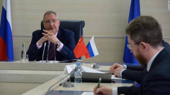 （图说：3月9日，俄罗斯国家航天集团公司总经理罗戈津与中国国家航天局签署了谅解备忘录。图/CNN）
