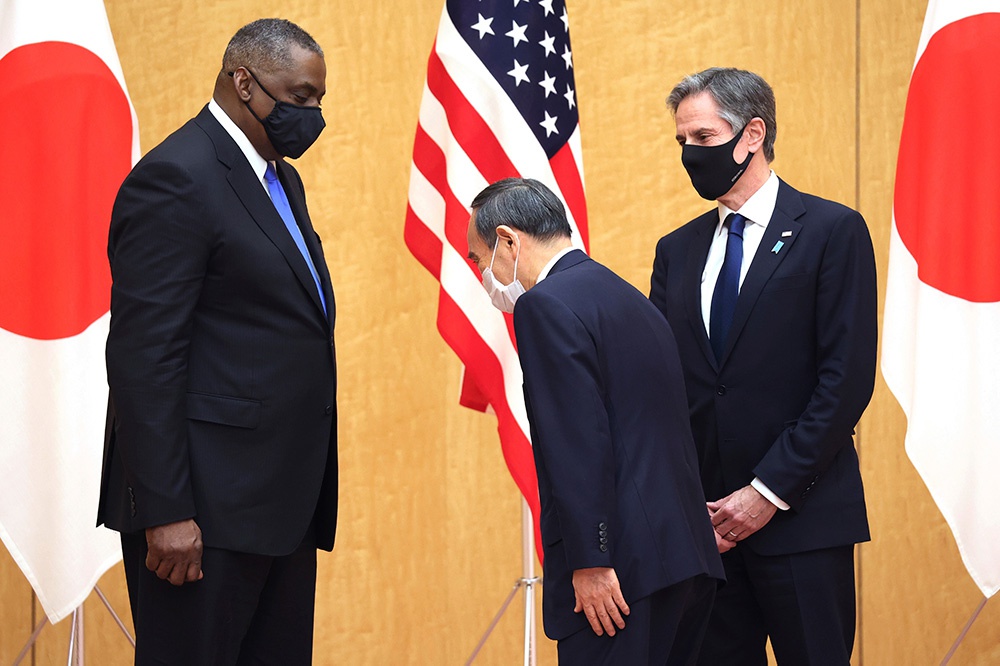 3月16日日美高层会晤，菅义伟向外交层面不对等的美国防长奥斯汀鞠躬（图源：澎湃影像）