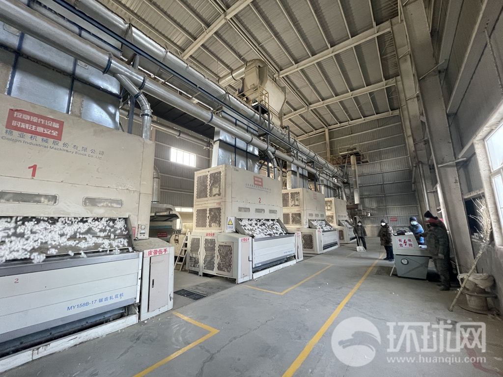 新疆某皮棉加工厂的轧花机，高度机械化的生产流程下，只需少数的操作人员即可保证生产