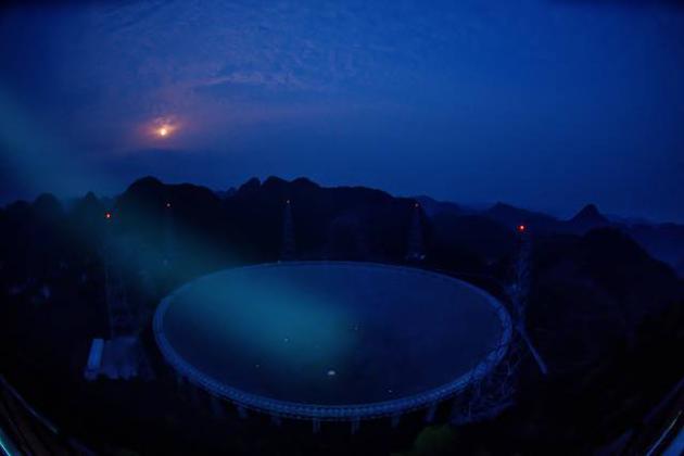 3月28日拍摄的夜幕下的“中国天眼”全景。