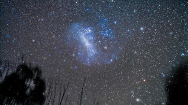 图为用望远镜看到的大麦哲伦云
