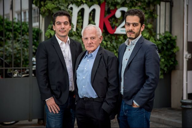 MK2 电影集团创始人Martin Karmitz（中）与儿子Nathanaël（左）、Elisha （右），Vincent Capman / Paris Match 图