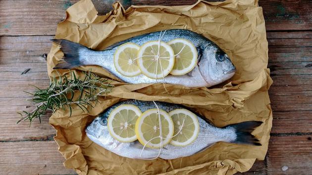对鱼油保健品需求的不断增加，意味着我们吃下肚的养殖鱼中的Omega-3含量正在减少。