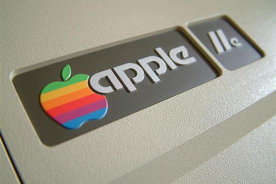 Apple II 电脑上的彩色 Logo|old-computers.com