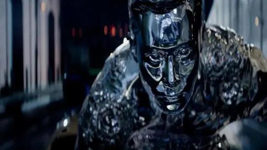 T-1000是电影《终结者2：审判日》中的反派机器人，它由液态金属构成，可以随意变形成任何形状，被子弹打中或者融化后，又可以重新复原（图片来自网络）