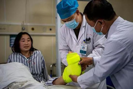 曲靖市第一人民医院的医生使用液态金属“外骨骼”为患者冯秋艳固定脚踝（图片来自网络）