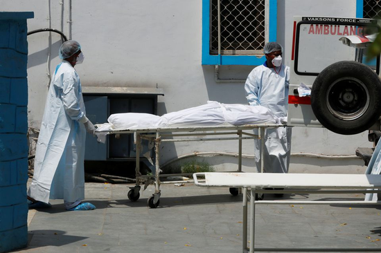 图 | 印度新德里一家医院在转送新冠疫情患者的遗体（来源：路透社）
