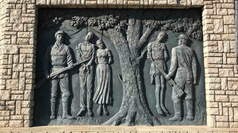 纳米比亚首都温得和克街头关于德国屠杀赫雷罗人的纪念碑，碑文称“用你们的血滋润我们的自由”