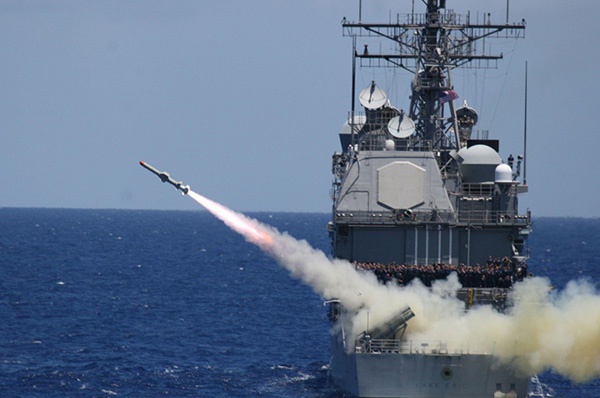 “提康德罗加”级巡洋舰发射“鱼叉”反舰导弹