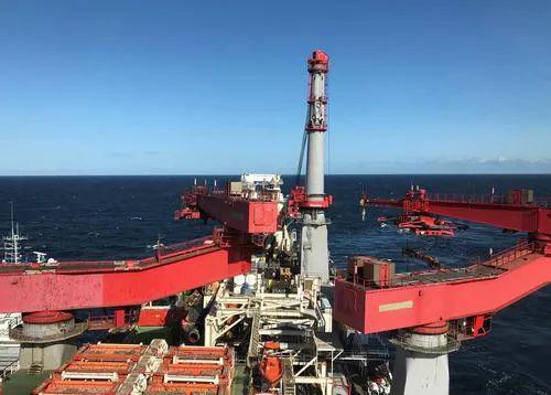 这是2019年9月13日在波罗的海拍摄的铺设“北溪-2”天然气管道的船只的资料照片。新华社/路透 