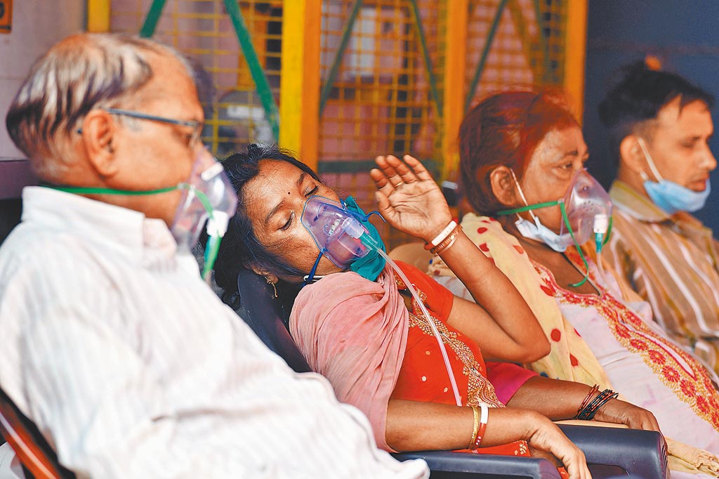 自3月以来，印度疫情引发全球关注。图为北方邦的新冠患者，在一处锡克教谒师所吸氧治疗。（新华社）