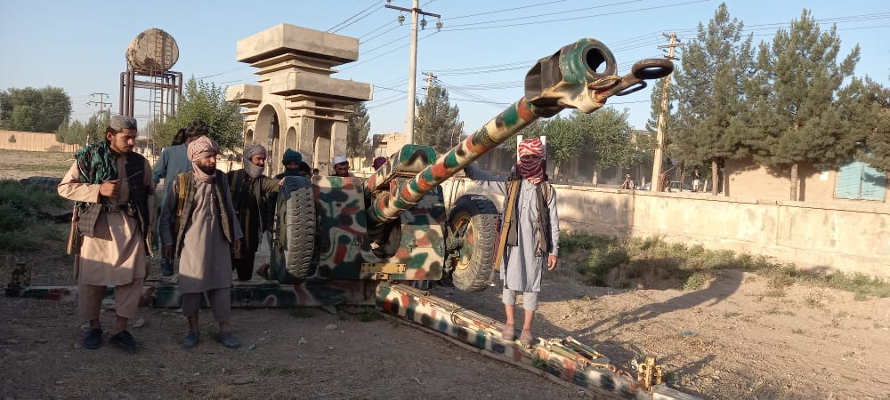 过去一周时间里，塔利班公布的缴获政府军的卡车和大炮 图源：社交媒体