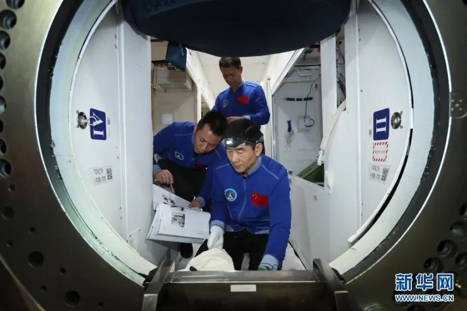 图为航天员聂海胜、刘伯明和汤洪波在核心舱模拟器内训练（4月22日摄）。新华社发 徐部 摄 图片来源：新华网