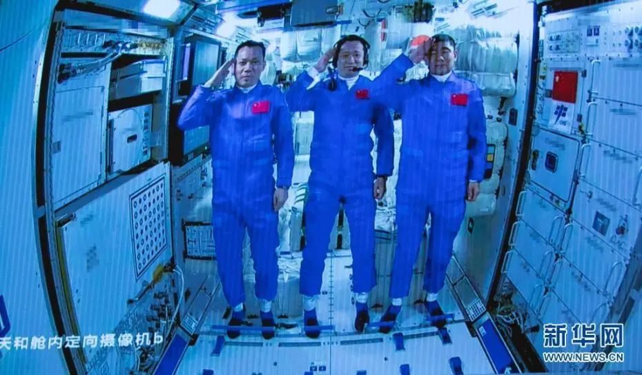 6月17日在北京航天飞行控制中心拍摄的进驻天和核心舱的航天员向全国人民敬礼致意的画面。新华社记者 金立旺 摄 图片来源：新华网