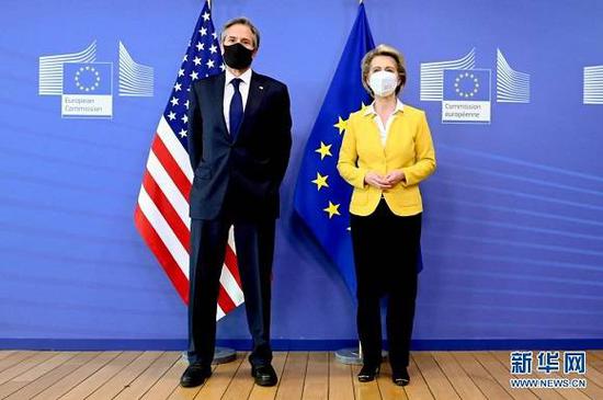 （图片说明：3月24日，欧盟委员会主席冯德莱恩（右）在比利时布鲁塞尔迎接到访的美国国务卿布林肯。新华社发，欧盟供图）