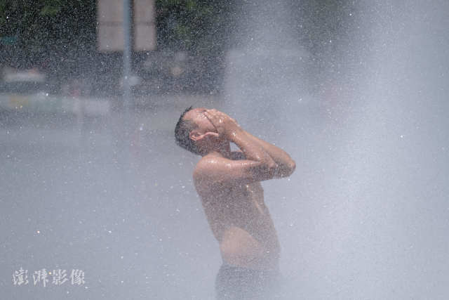  当地时间6月28日，美国俄勒冈州波特兰，当地迎来高温，一名男子戏水消暑。图自澎湃影像