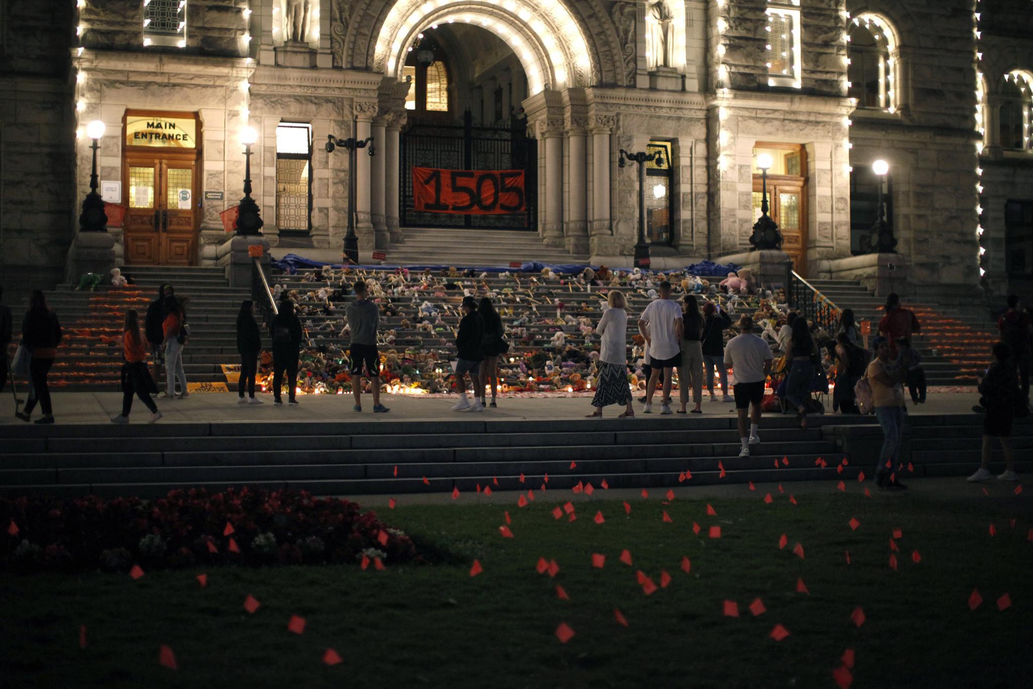 7月1日，加拿大维多利亚市，民众在议会外的台阶上摆放鞋子、毛绒玩具和蜡烛等，悼念原住民寄宿学校死难者。 图自澎湃影像