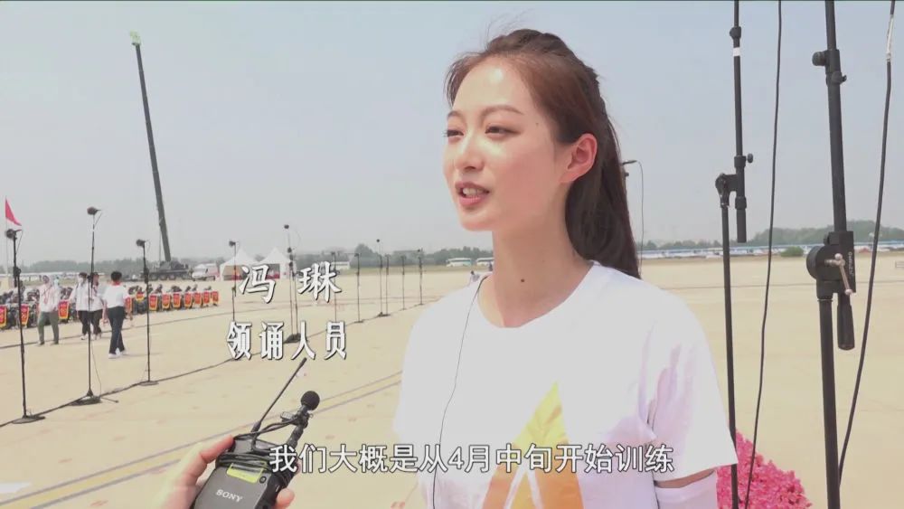 图为冯琳在训练场地接受记者采访。