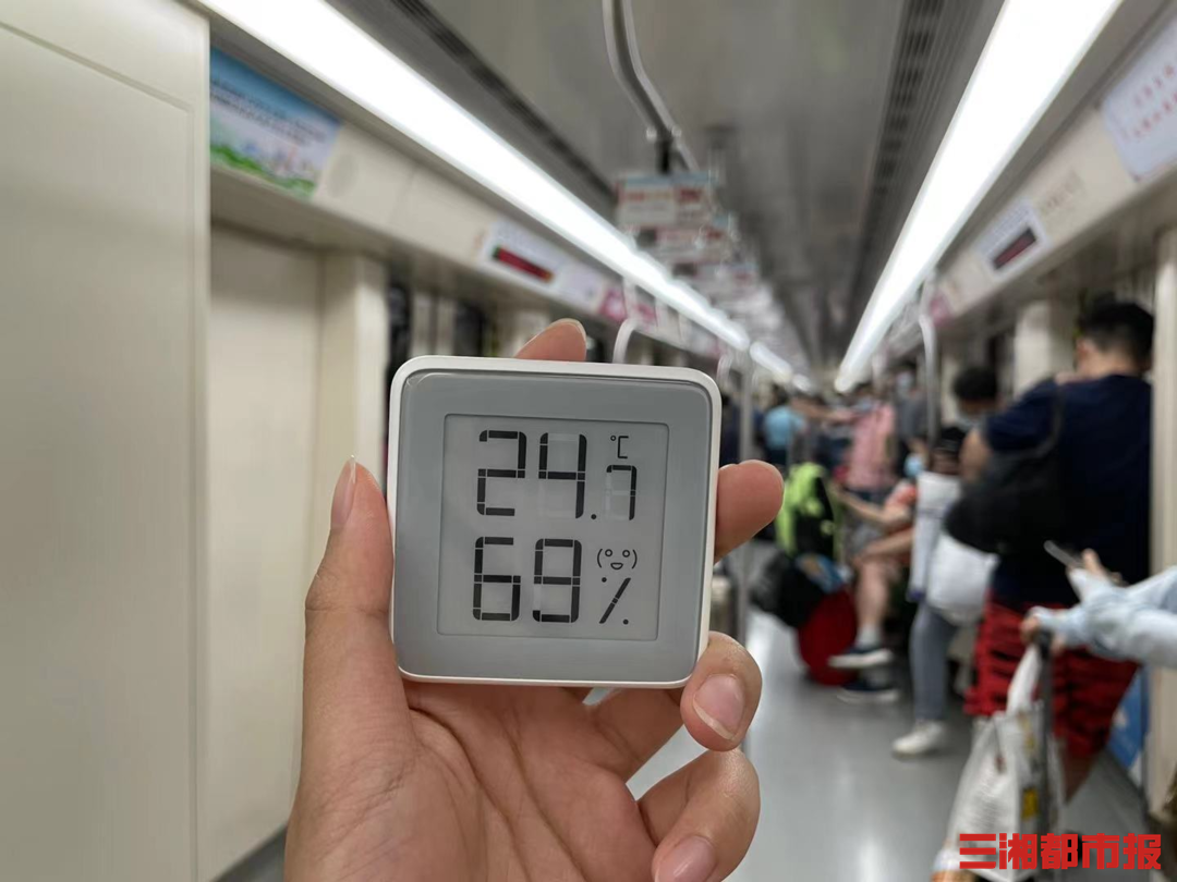 （7月20日长沙地铁2号线强冷车厢内温度。记者 周可 实习生 马祎璠 陈诺 摄）