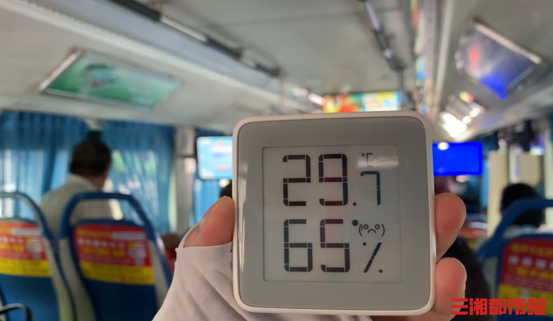 （7月20日长沙公交车内温度。记者 周可 实习生 马祎璠 陈诺 摄）