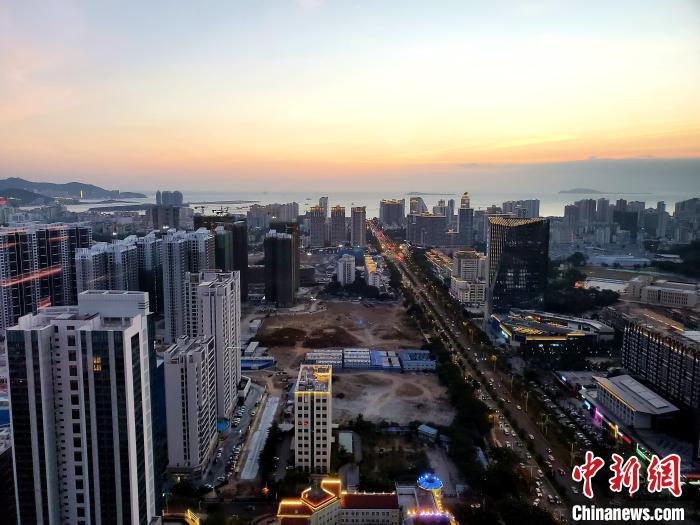 资料图：城市一景。 王晓斌 摄