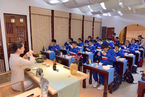 湖南雨花非遗馆内的中小学生研学课堂