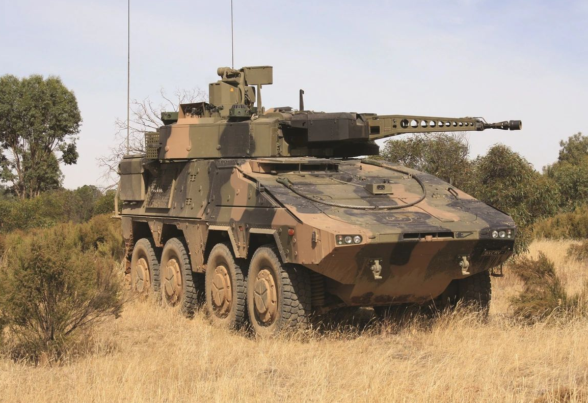 “拳师犬”轮式装甲战车，具有防护能力强、机动性好和火力凶猛等特点。