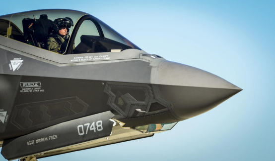 F-35战斗机机首下方安装有EOTS光电瞄准系统