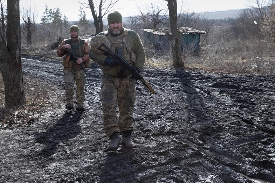 ↑2月19日，乌东部卢甘斯克地区“停火线”附近的乌安全部队士兵。