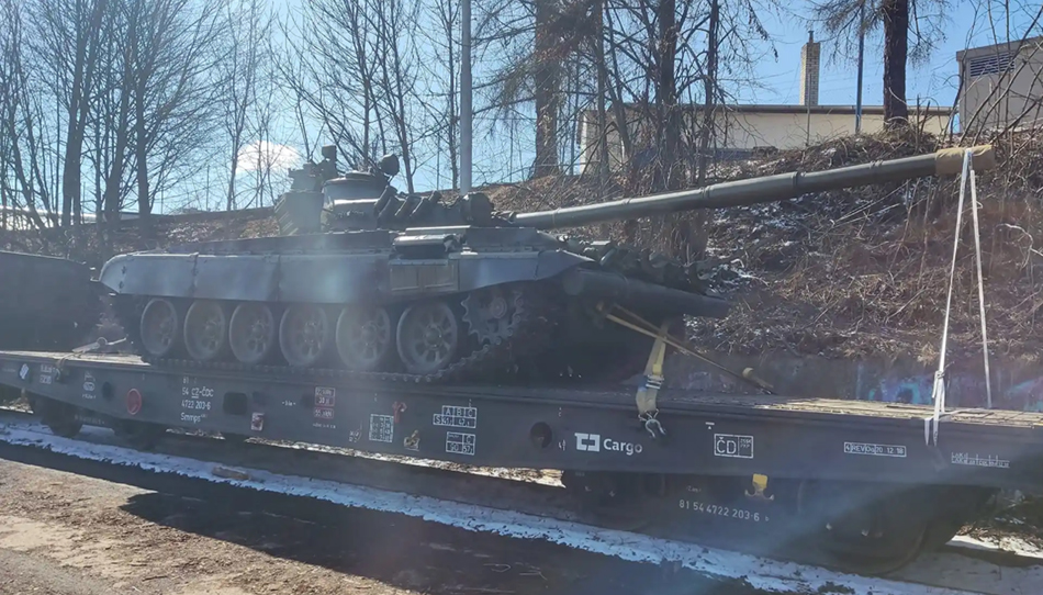 捷克通过铁路运输方式向乌克兰运送援助的T-72坦克。