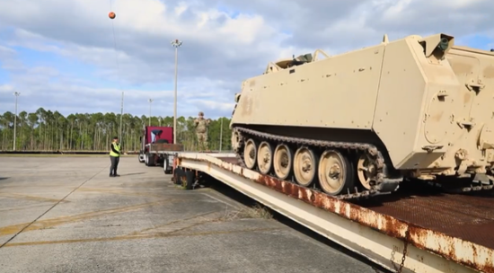 美军将M113式装甲运兵车运上拖车（美国防部推特）