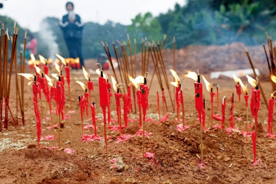 3月22日，广西梧州市藤县，坠机地点附近村民烧香点烛祈福航班全员平安。图/澎湃影像