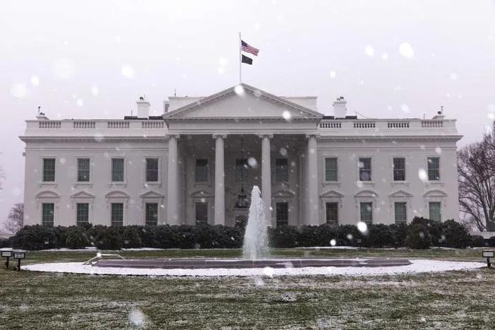 这是1月15日在美国首都华盛顿拍摄的雪中的白宫。新华社发（阿伦摄）