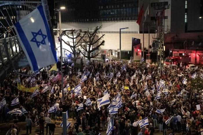 ▲当地时间4月13日晚，在以色列特拉维夫的以色列国防部前，民众在安全警告生效前举行示威集会。图/新华社