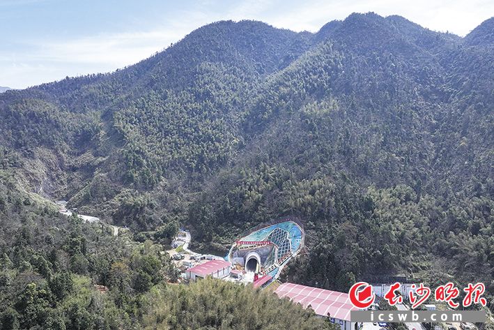 蕉溪岭2号隧道是长浏快线的关键控制性工程,也是全线最长的隧道,长2260余米。
